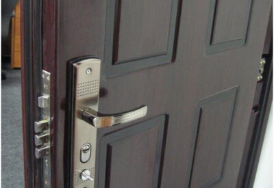 Охрана в стиле: секреты популярности бронированных дверей