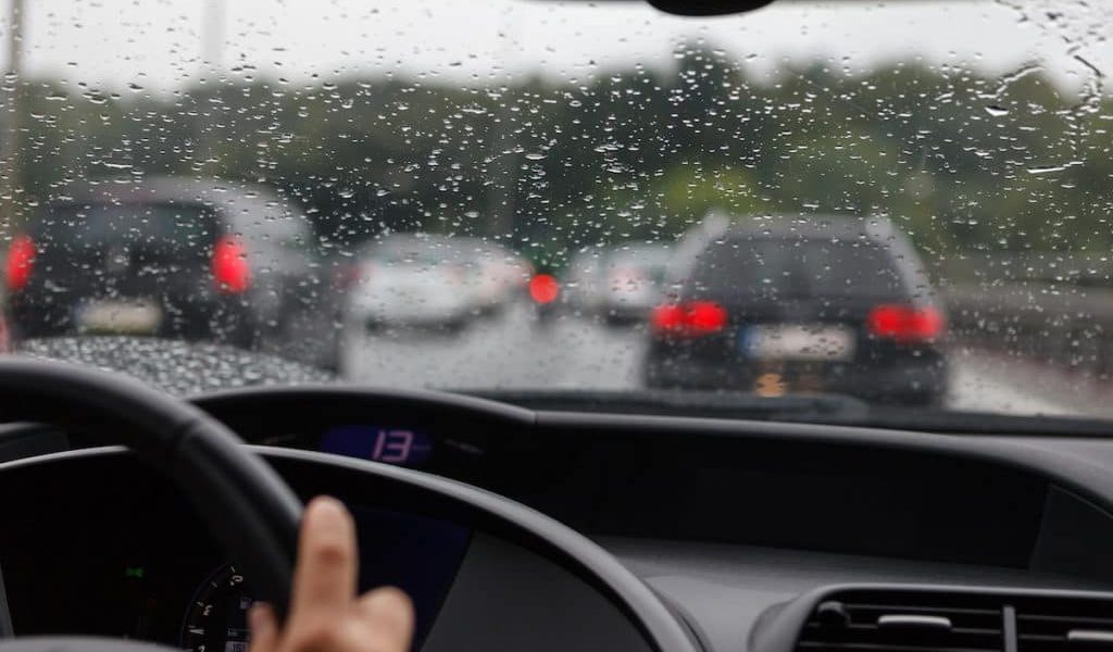 Секреты уверенного вождения в условиях дождя