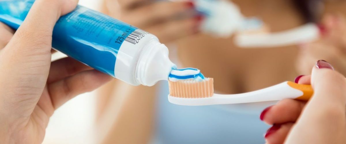 Чому зубна паста без фтору стає популярною? Особливості та плюси